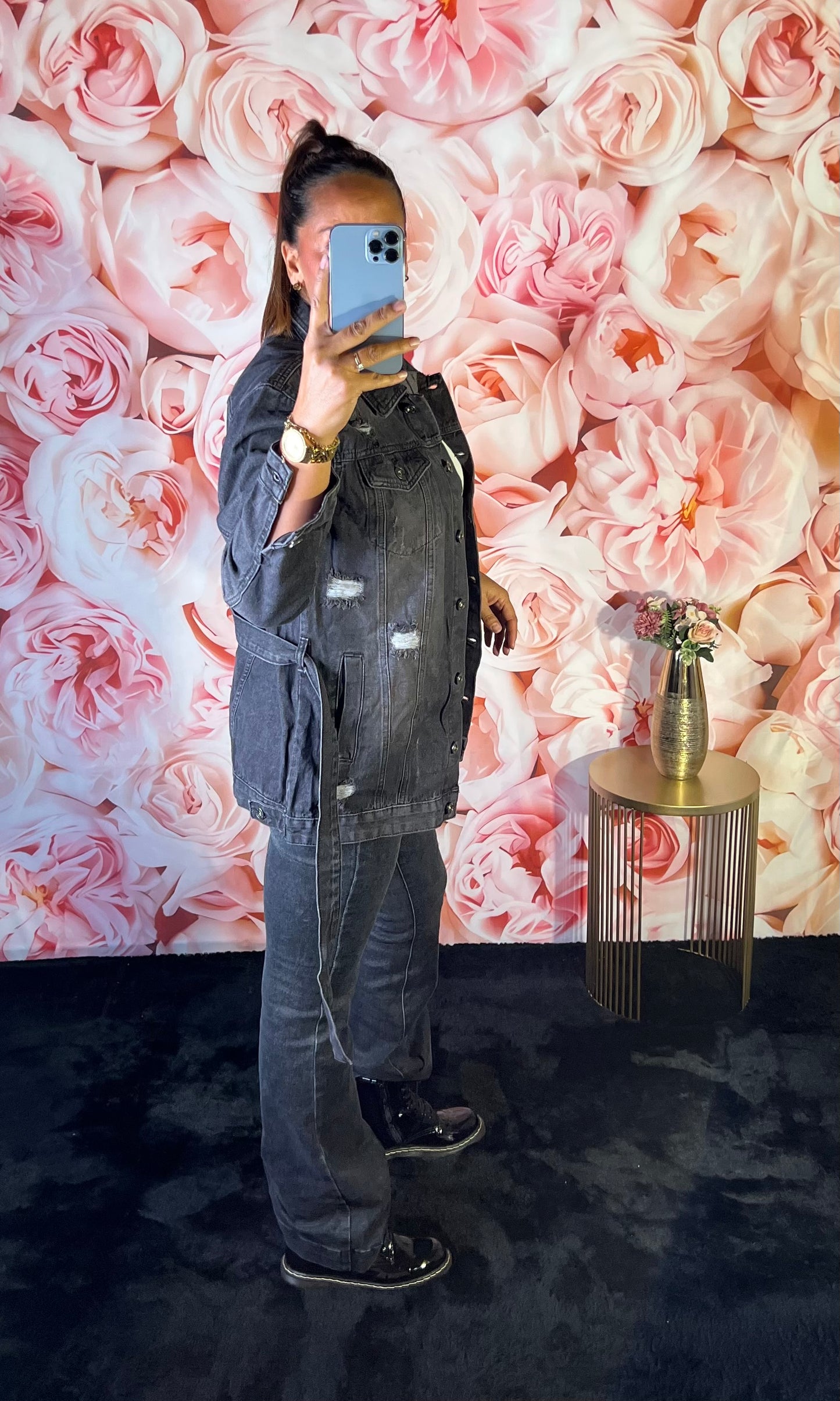 Veste en Jean Déchiré et Ceinturée Noire