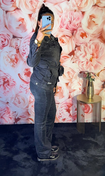 Veste en Jean Déchiré et Ceinturée Noire