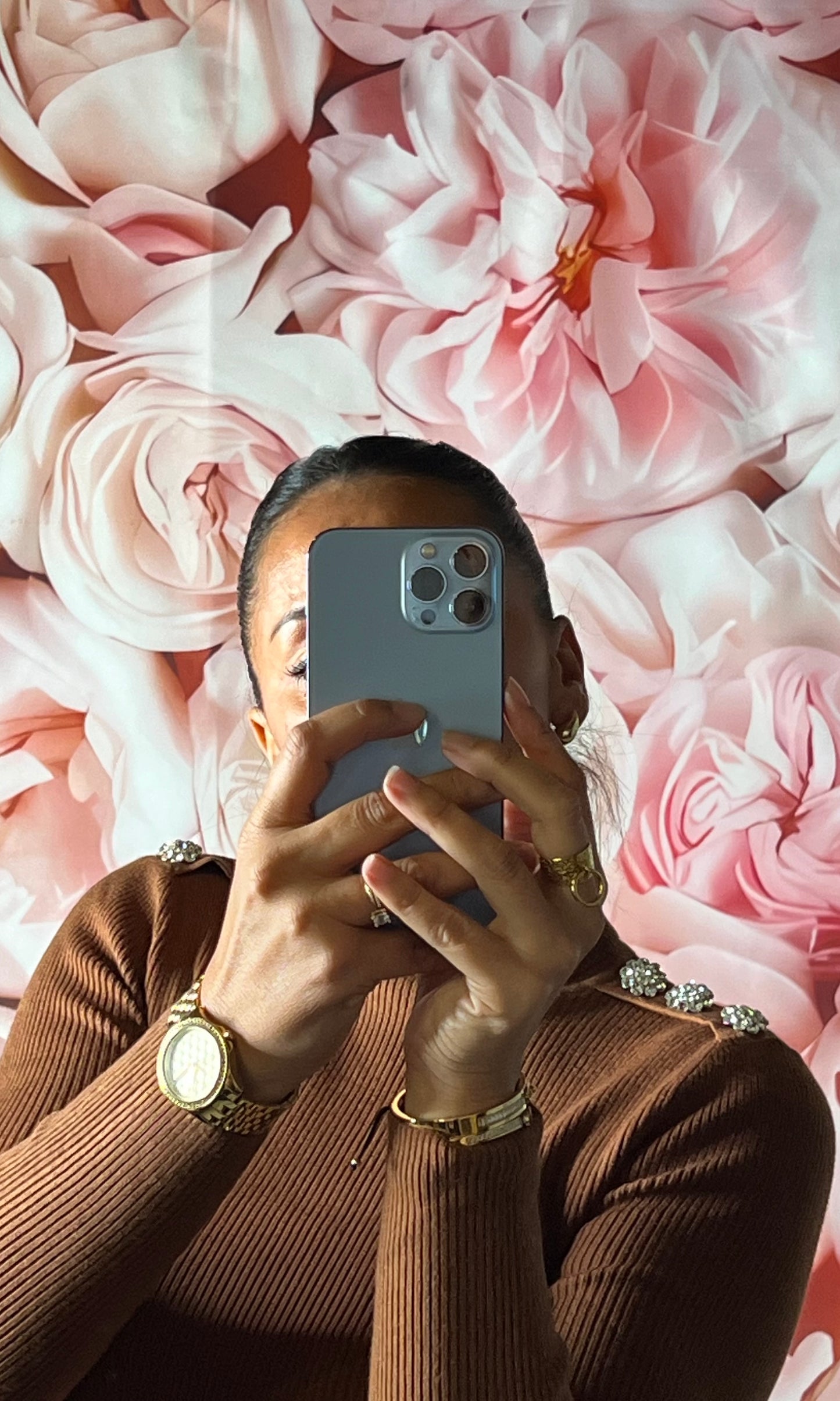 Pull Maille Col Roulé à Boutons Strass Décoratifs Chocolat