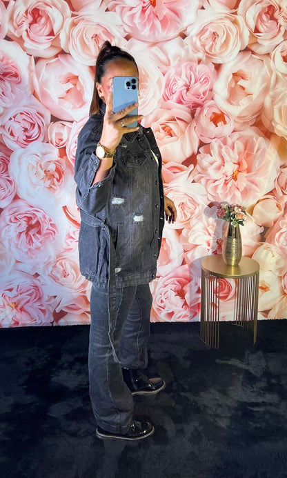 Veste en Jean Déchiré et Ceinturée Noire