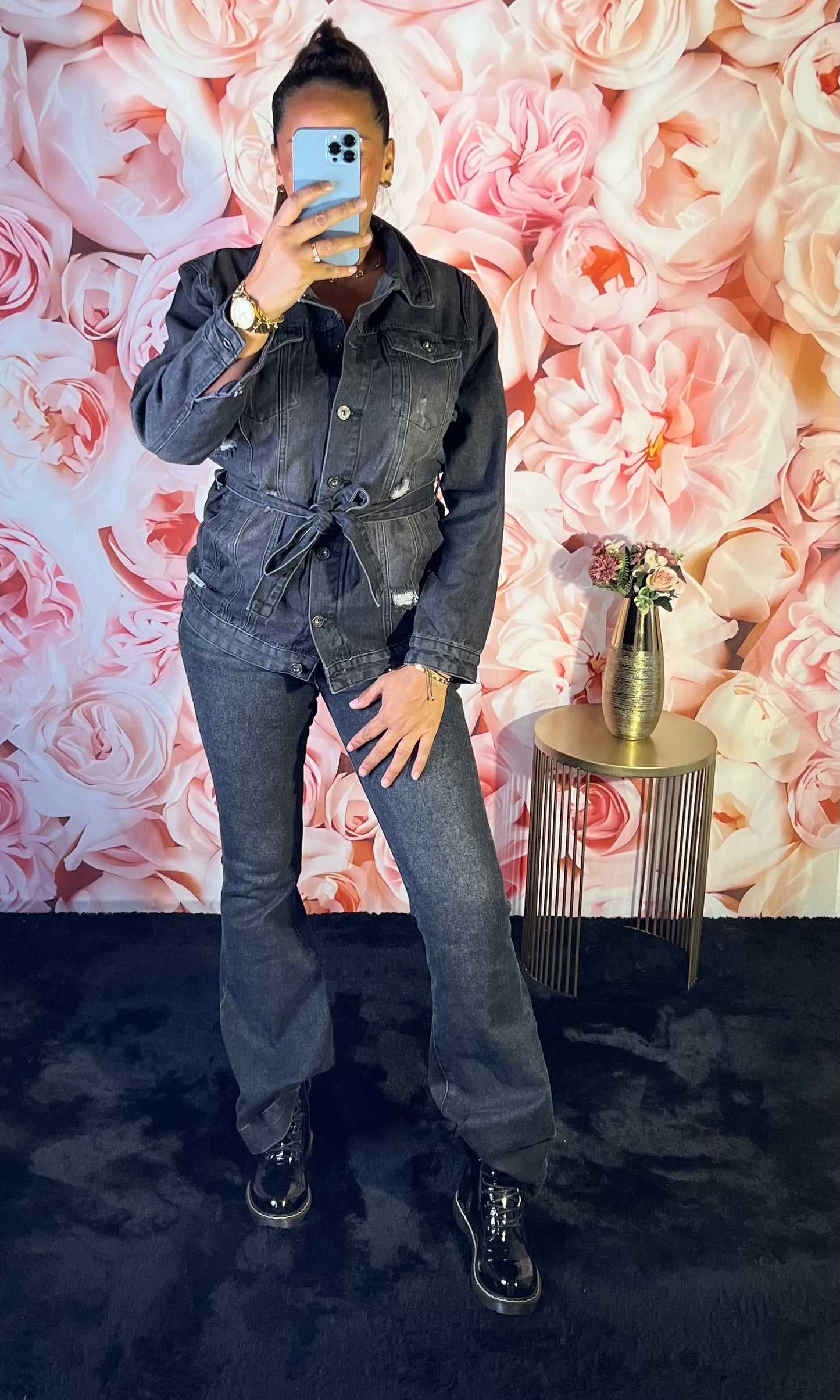 Veste en Jean Déchiré et Ceinturée Noire