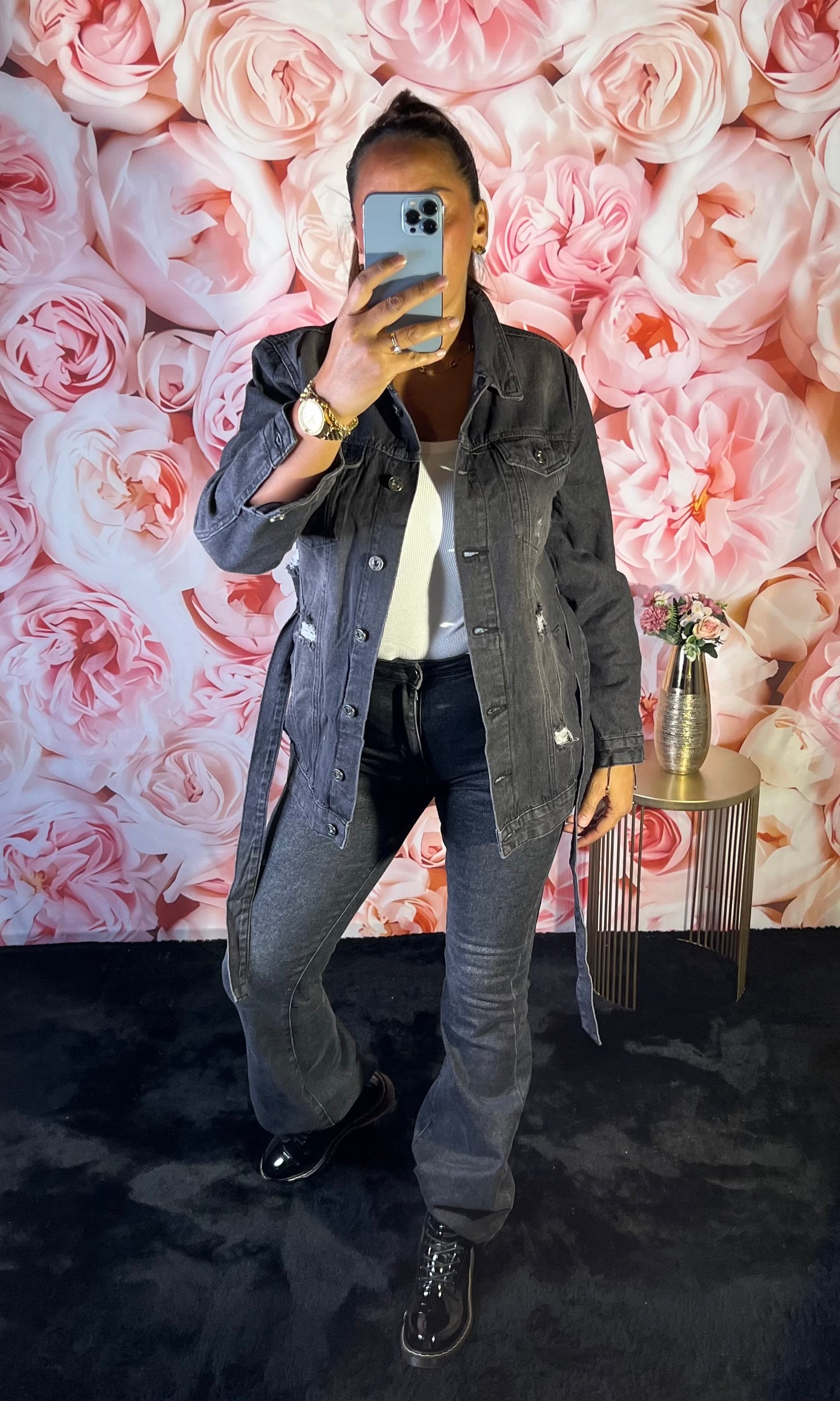 Veste en Jean Déchiré et Ceinturée Noire