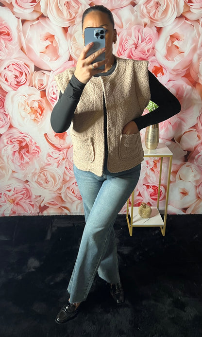 Gilet Sans Manches Texturé Taupe – Chic & Confort